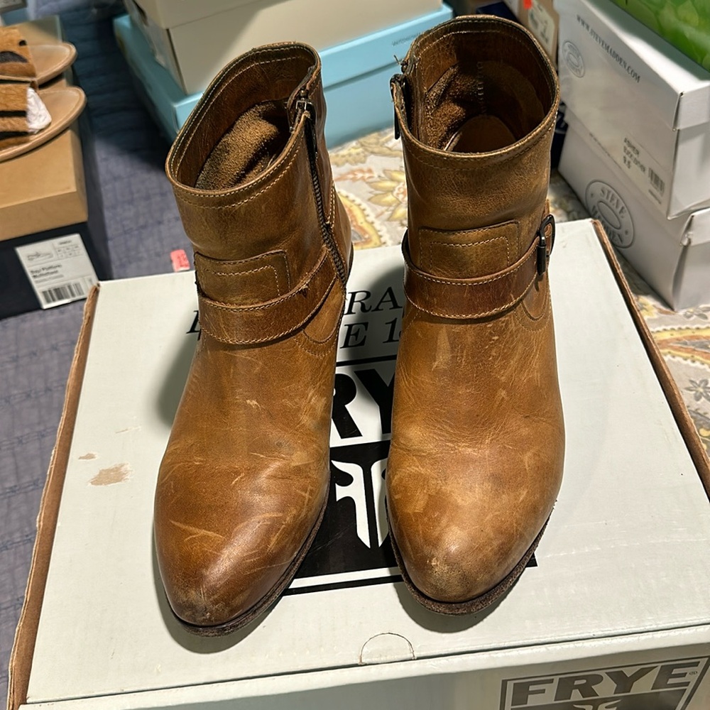 Frye Lana Ankle strap boots tan